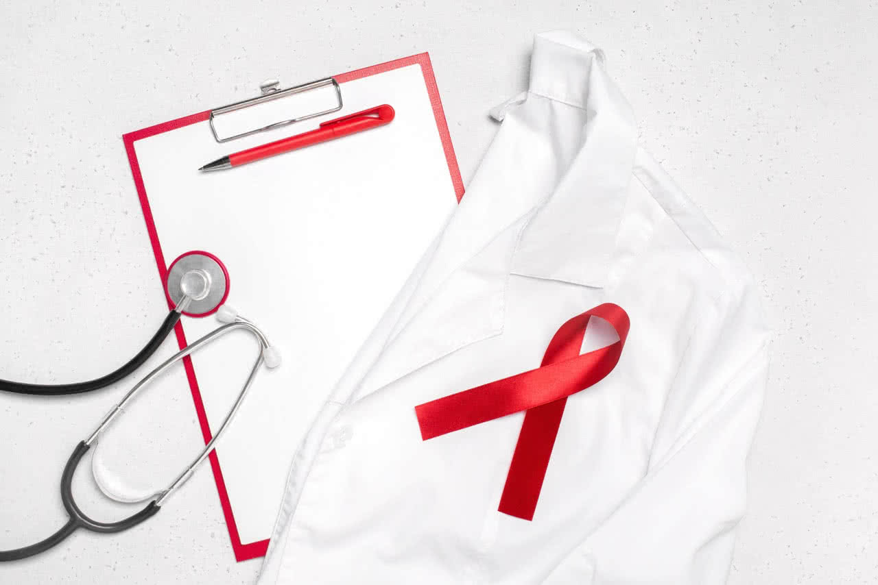 Imagem de uma fita vermelha com o símbolo da AIDS/HIV.