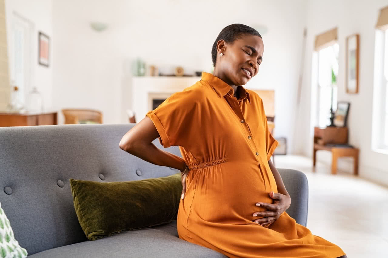 Imagem de uma mulher grávida, ilustrando o tema de idade e fertilidade feminina na reprodução humana.