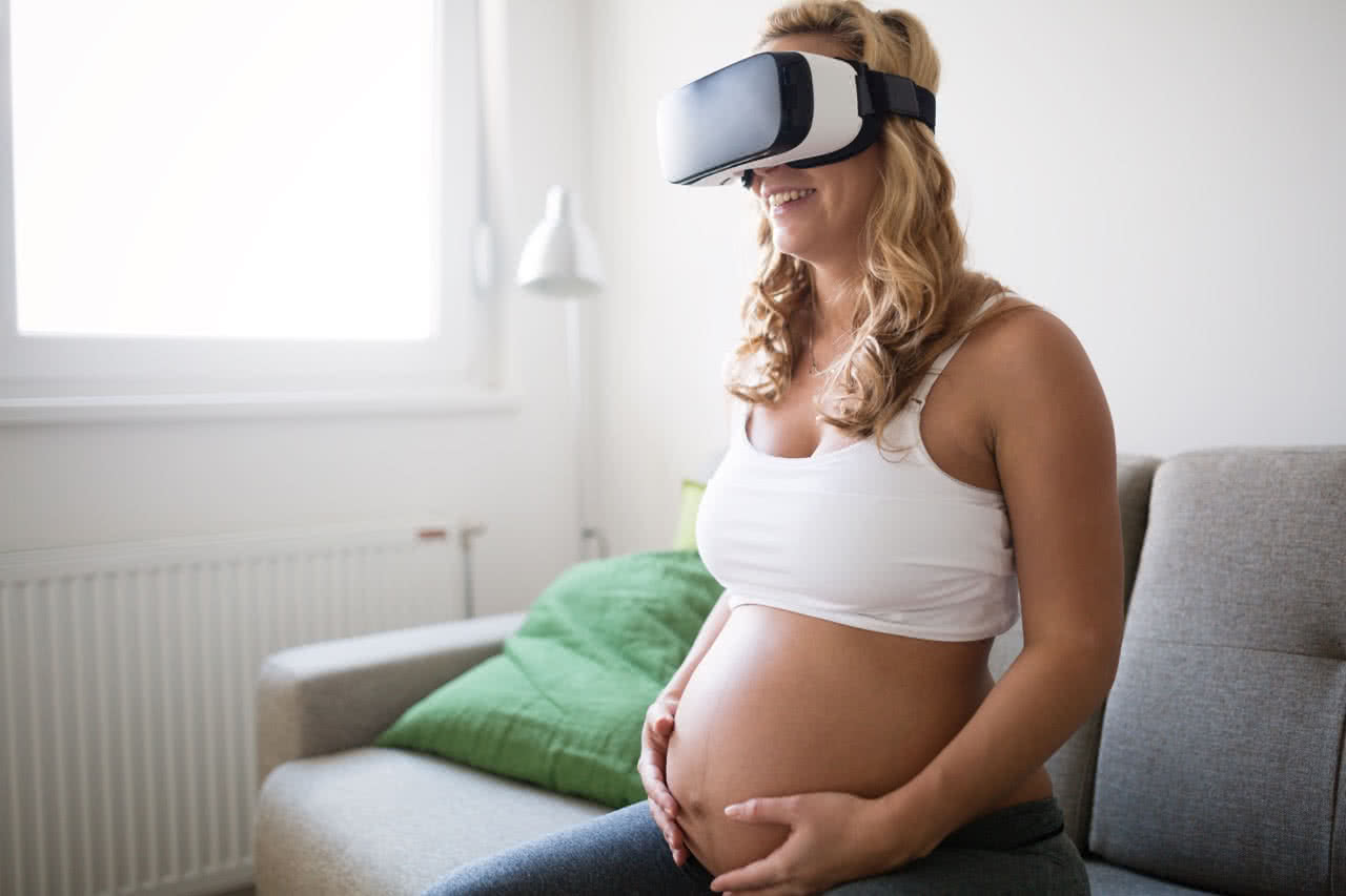 Imagem de uma mulher grávida virtual, utilizada para ilustrar o artigo sobre idade gestacional com a FIV na categoria de Reprodução Humana.