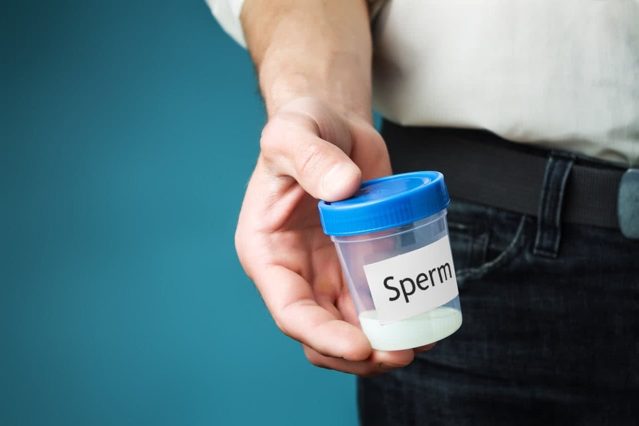 Imagem de um espermatozoide com uma seta apontando para uma área danificada, representando a infertilidade masculina.