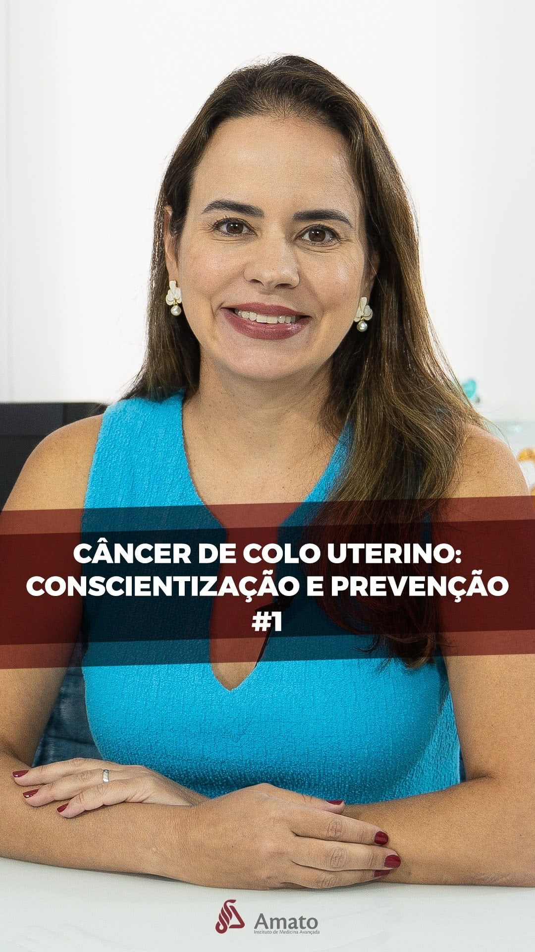Imagem de uma mulher sorridente, segurando um cartaz com a mensagem "Previna-se. Faça o exame preventivo". A imagem faz parte de uma campanha de conscientização e prevenção do câncer de colo de útero.